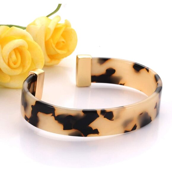Contemporary Tortoise Shell Acrylic Cuff Bracelet - Fashionable & Adjustable - Picture 5 of 6